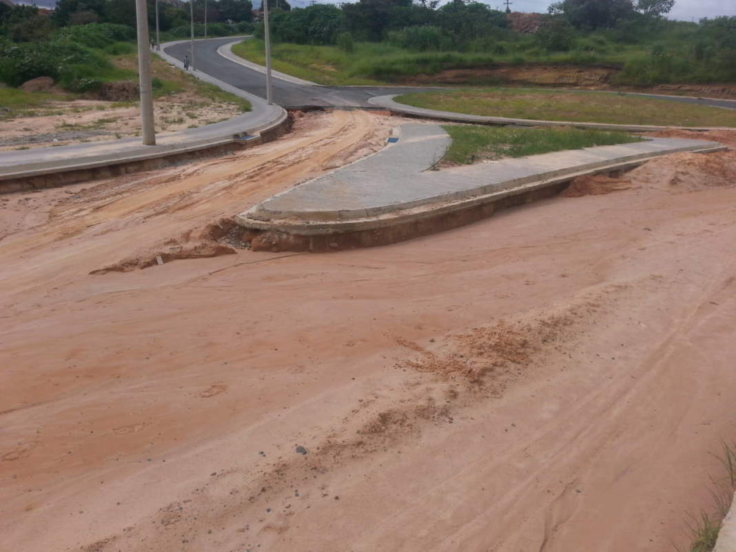 Obra no acesso ao bairro Nova Esperança para por causa da chuva