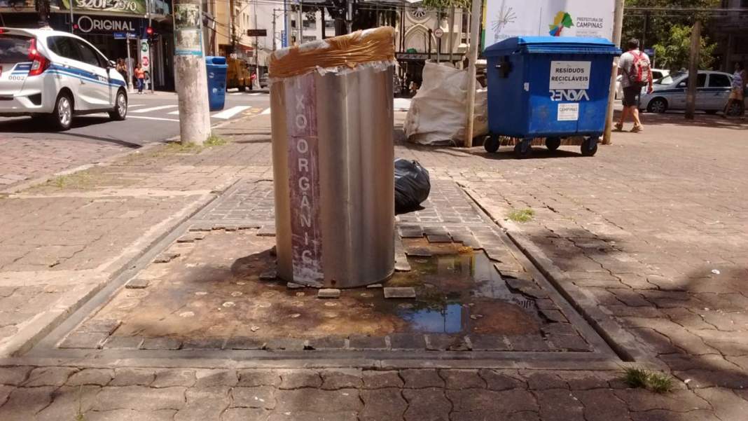 Lixeiras subterrâneas produzem mau cheiro e atraem bichos para os comércios próximos