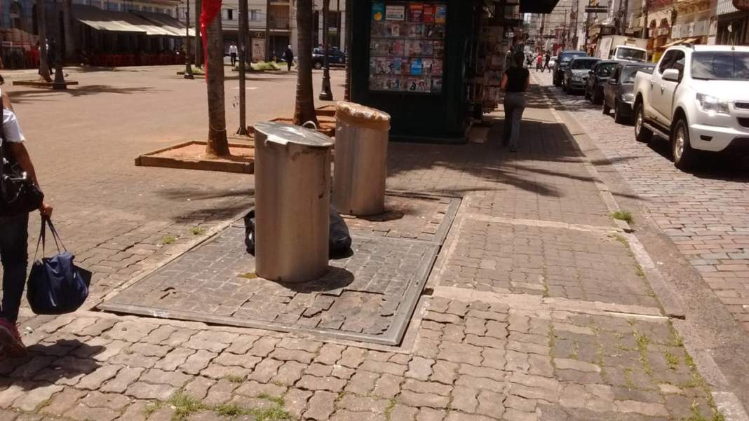 Após reclamações, lixeiras do Centro passam por reparos