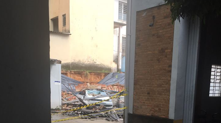 Queda de muro da delegacia do Ipem de Campinas danifica viaturas