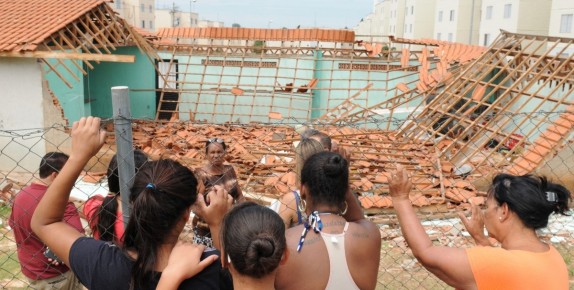 Salão de  festas desaba em condomínio construído com recursos federais