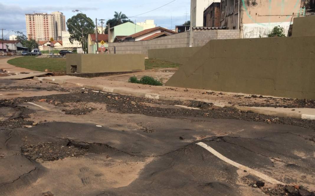 Trecho danificado da marginal do Piçarrão começa a receber reparos