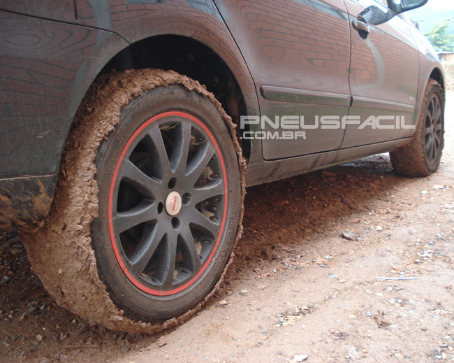 Barro grudado nas rodas após as viagens