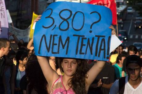 Estudantes fazem manifestação contra reajuste do transporte coletivo