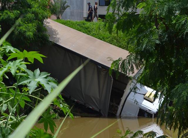 Caminhão cai no Ribeirão Pinheiros em Valinhos