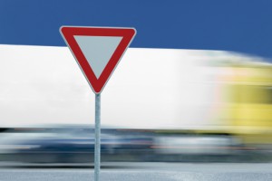 Preferência é sempre para quem está na mão correta seja ela direita ou esquerda