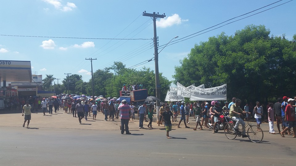 Moradores da Vila Soma fazem passeata contra reintegração de posse, em Sumaré
