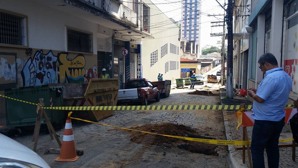 Enterramento de fios rompe tubulação de gás no centro de Campinas