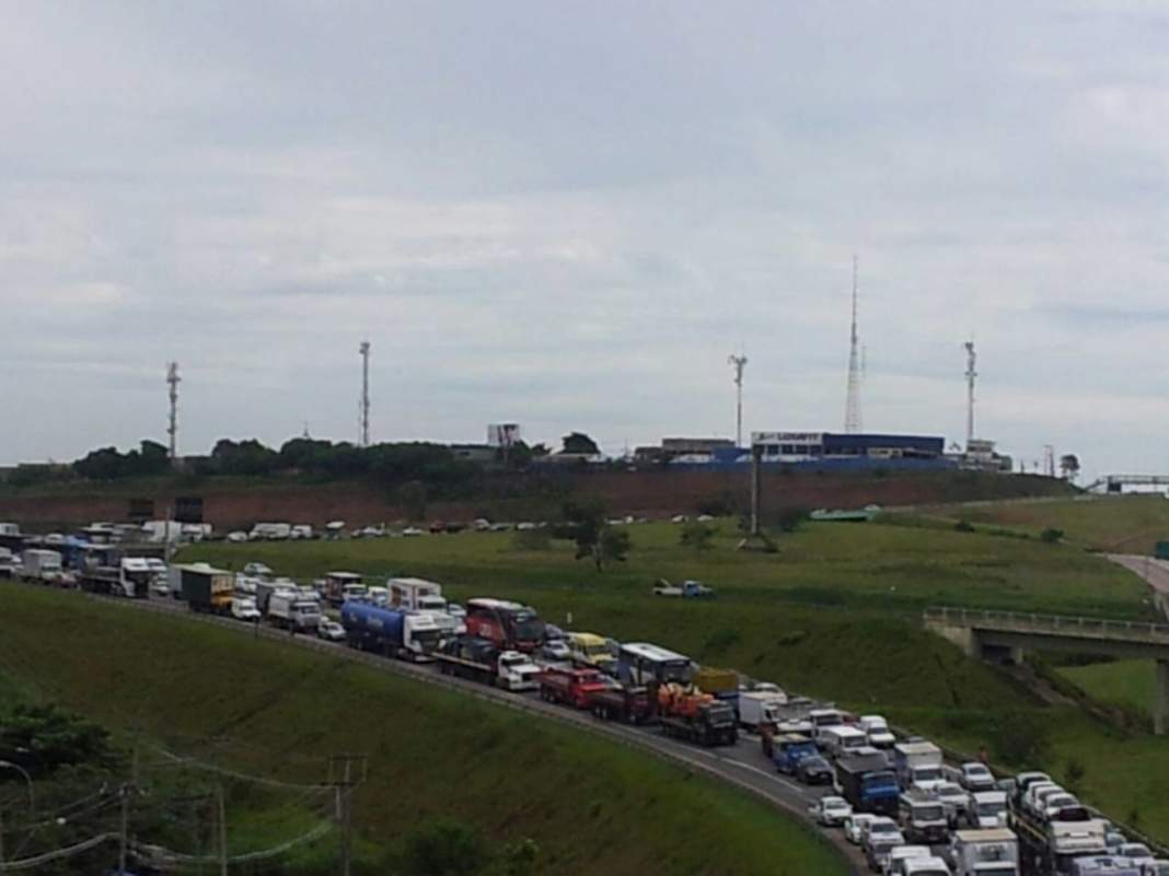 Acidente fatal na Rod. Santos Dumont causa 2km de congestionamento, em Campinas