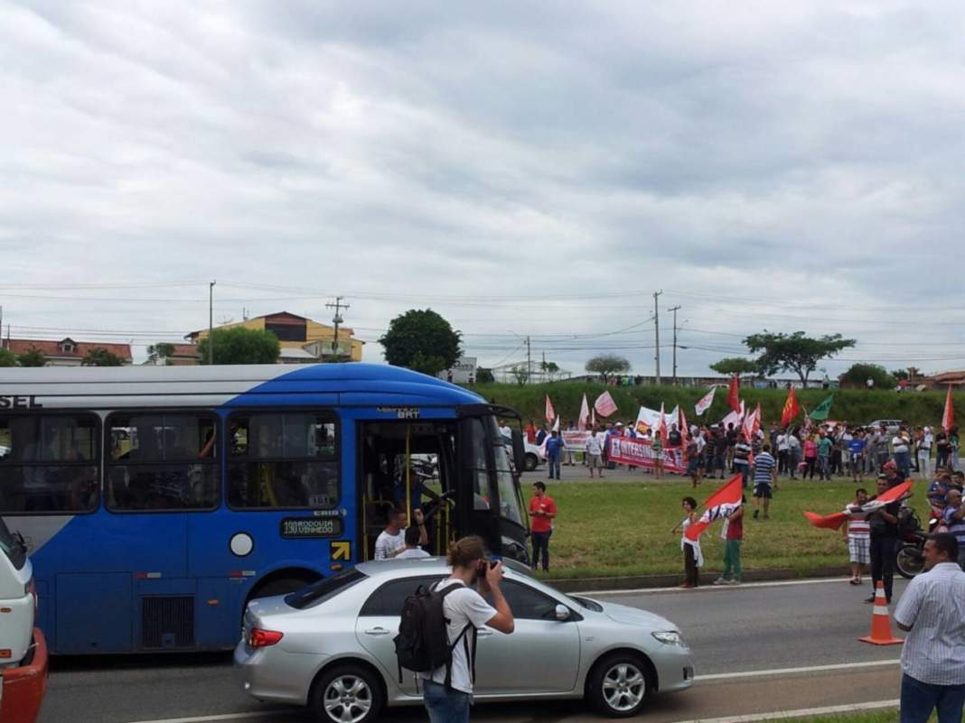 Ato em apoio aos funcionários da Mabe bloqueia novamente a Santos Dumont