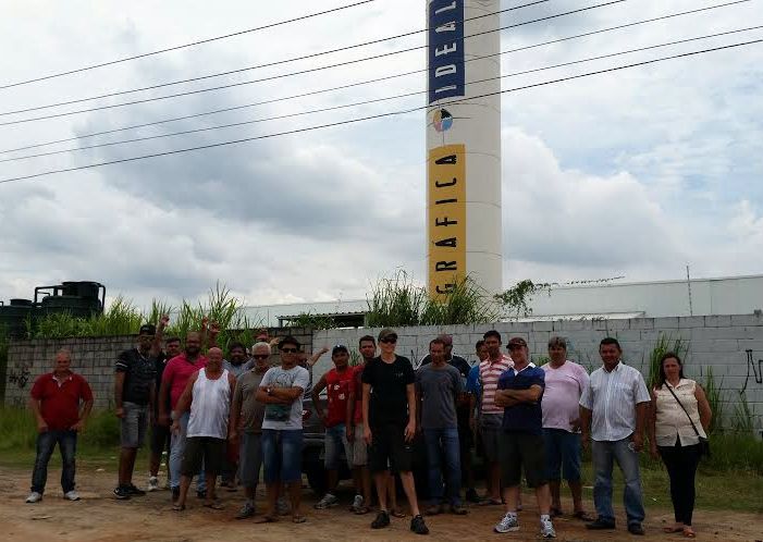 Trabalhadores acampam em frente gráfica de Campinas após demissões