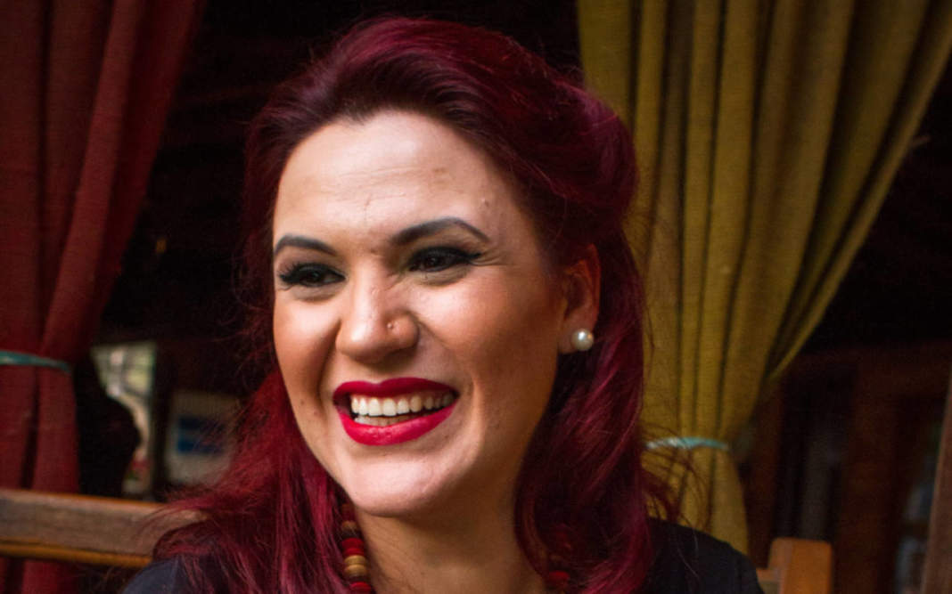 Cantora faz show em prol de animais abandonados