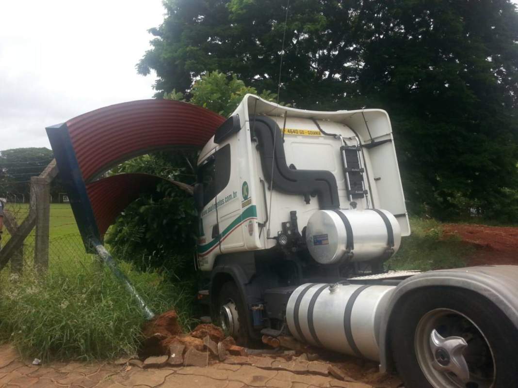 Bandido bate caminhão roubado durante perseguição