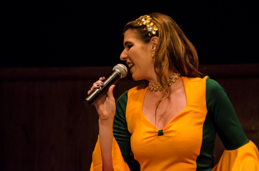 Bruna Volpi presta homenagem ao carnaval no Bar Pessoa