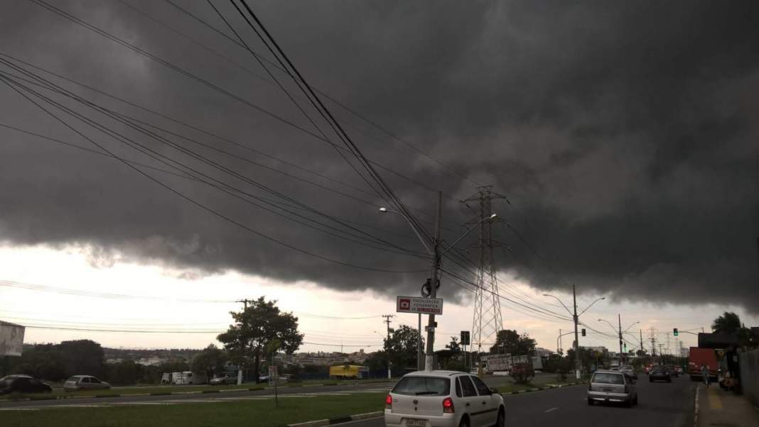 Cepagri registra ventos de 110Km/h e motociclista fica ferido com queda de galho