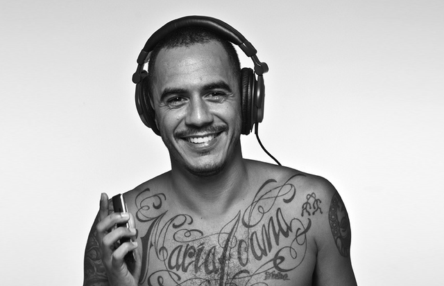 A faixa 4 do novo CD de Marcelo D2 ao vivo faz sucesso