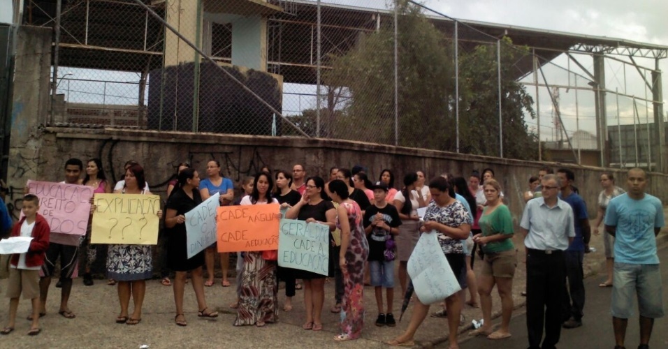 Pais e alunos fazem protesto em unidade estadual de ensino