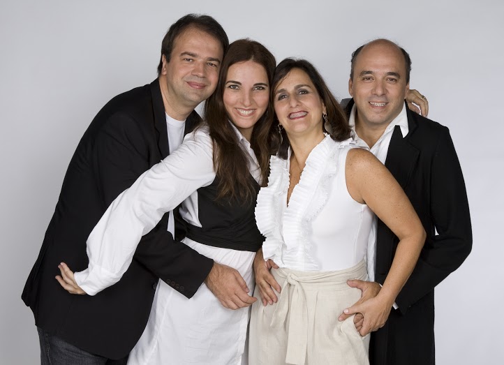 Trovadores Urbanos contam e cantam as  históricas marchinhas de carnaval, no Sesc