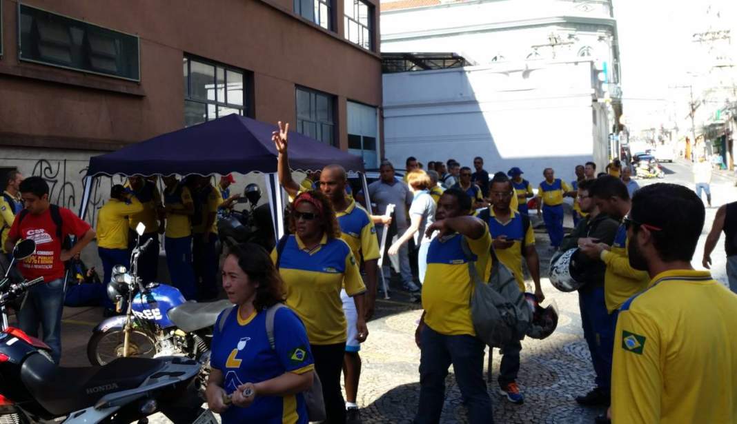 Trabalhadores dos Correios comemoram vitória em ação contra estatal, que foi condenada a pagar indenização de R$ 5 milhões