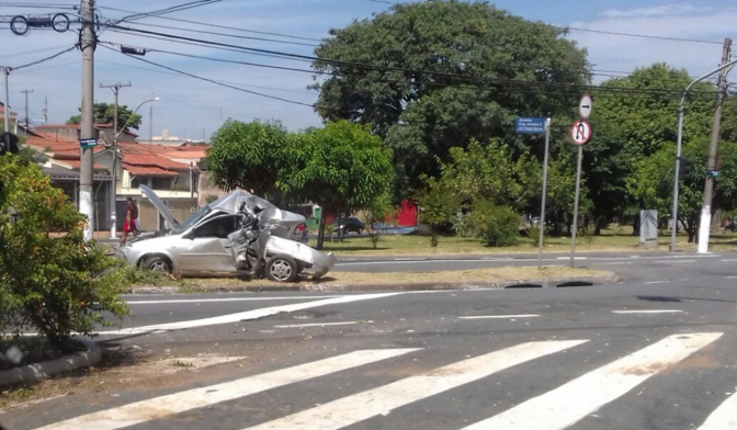 Caminhão perde o freio e bate em carro parado em avenida de Campinas