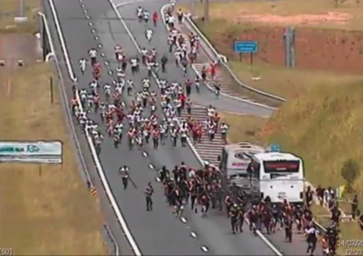 Briga entre torcidas interdita trecho do Anel Viário