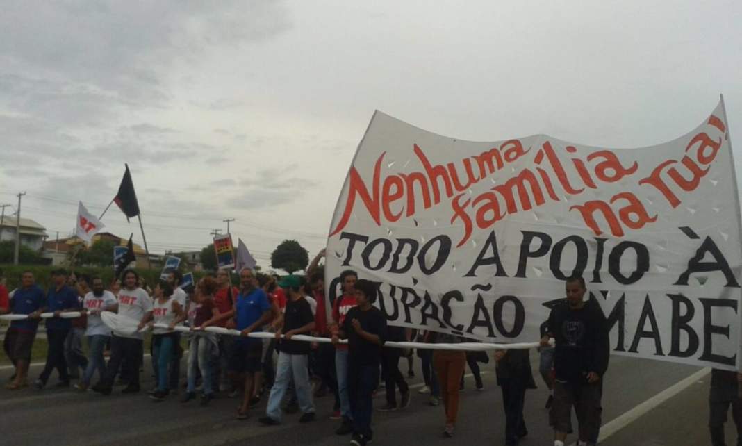 Ato em apoio a operários da Mabe bloqueia Santos Dumont