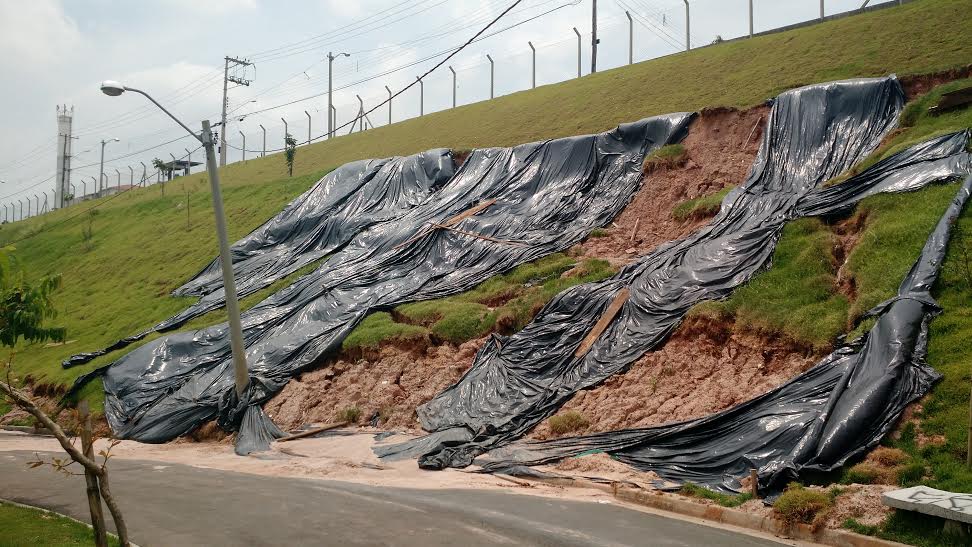 Trincas e erosões preocupam administradores do Parque Luciano do Valle em Campinas