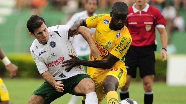 Guarani volta a jogar mal, empata e fica fora do G8