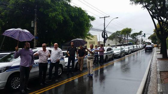 Taxistas fazem protesto em frente à Emdec, em Campinas