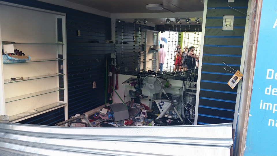 Comércio é saqueado após show de funk, em Campinas