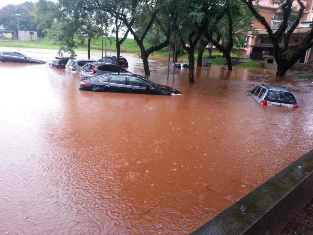 Chuva inunda estacionamento da Unicamp e deixa 15 carros debaixo d’água