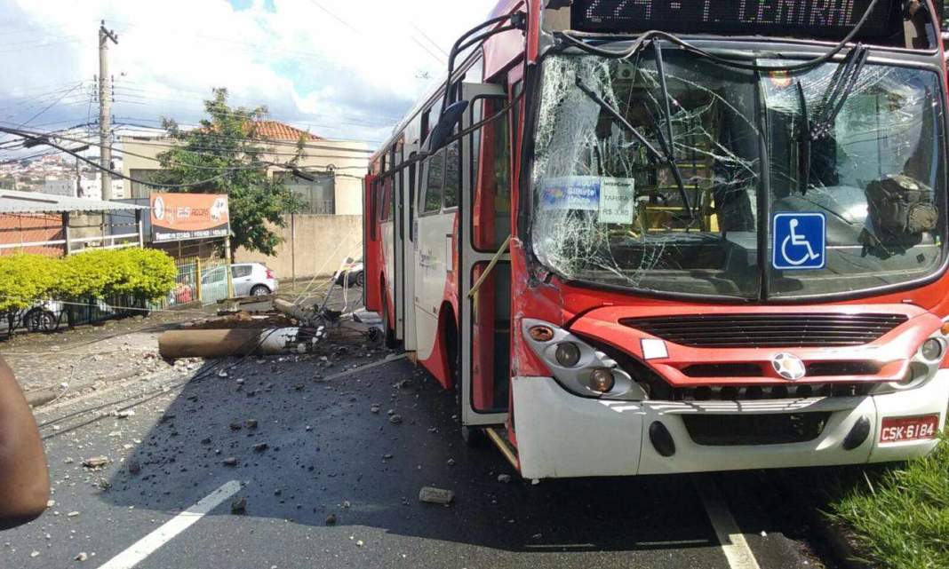 Ônibus derruba poste na Vila Teixeira em Campinas