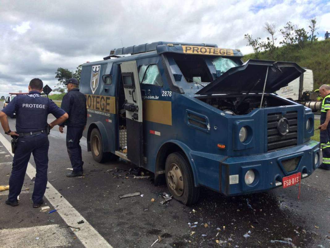 Quadrilha tenta roubar carro forte na Rodovia Dom Pedro
