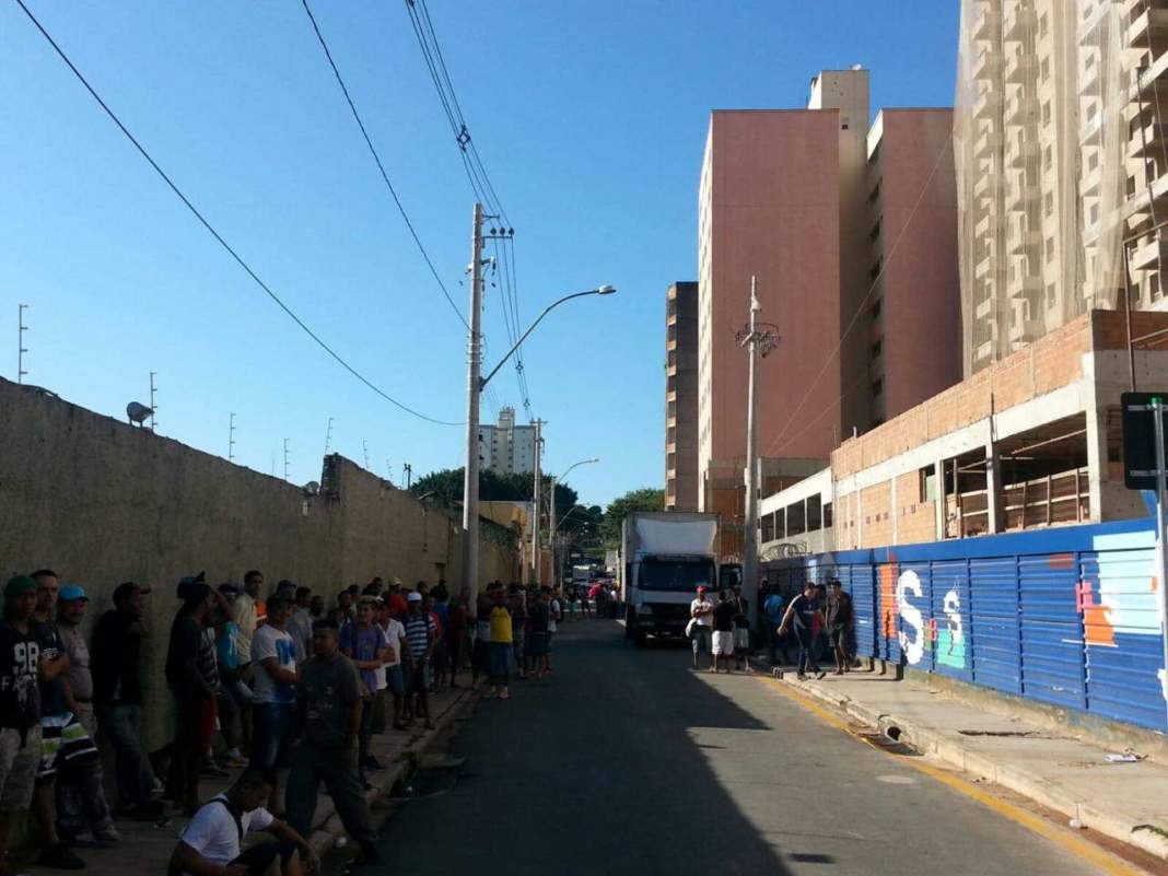 Operários paralisam obra e fecham rua em Campinas