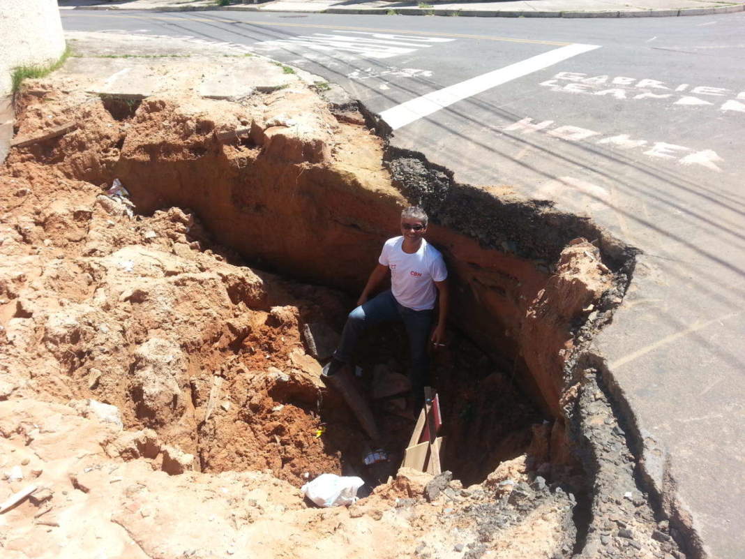 Cratera no meio da rua ameaça casa no Residencial Cosmos