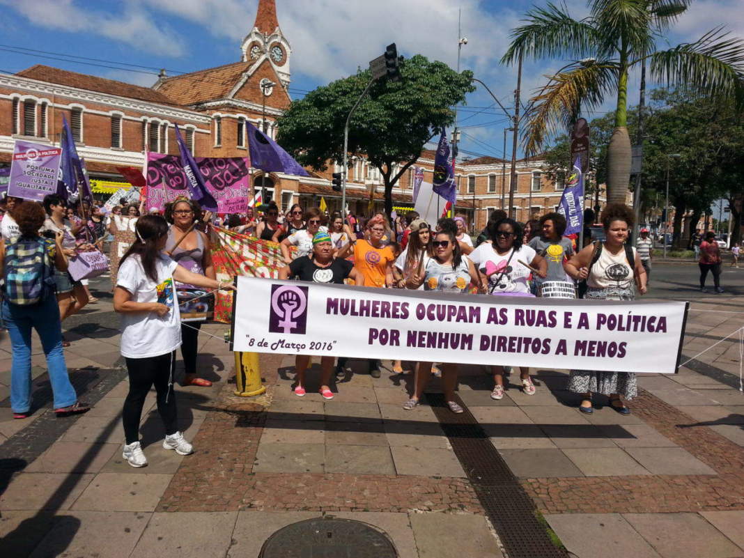 Manifestação reúne 500 pessoas em defesa dos direitos das mulheres