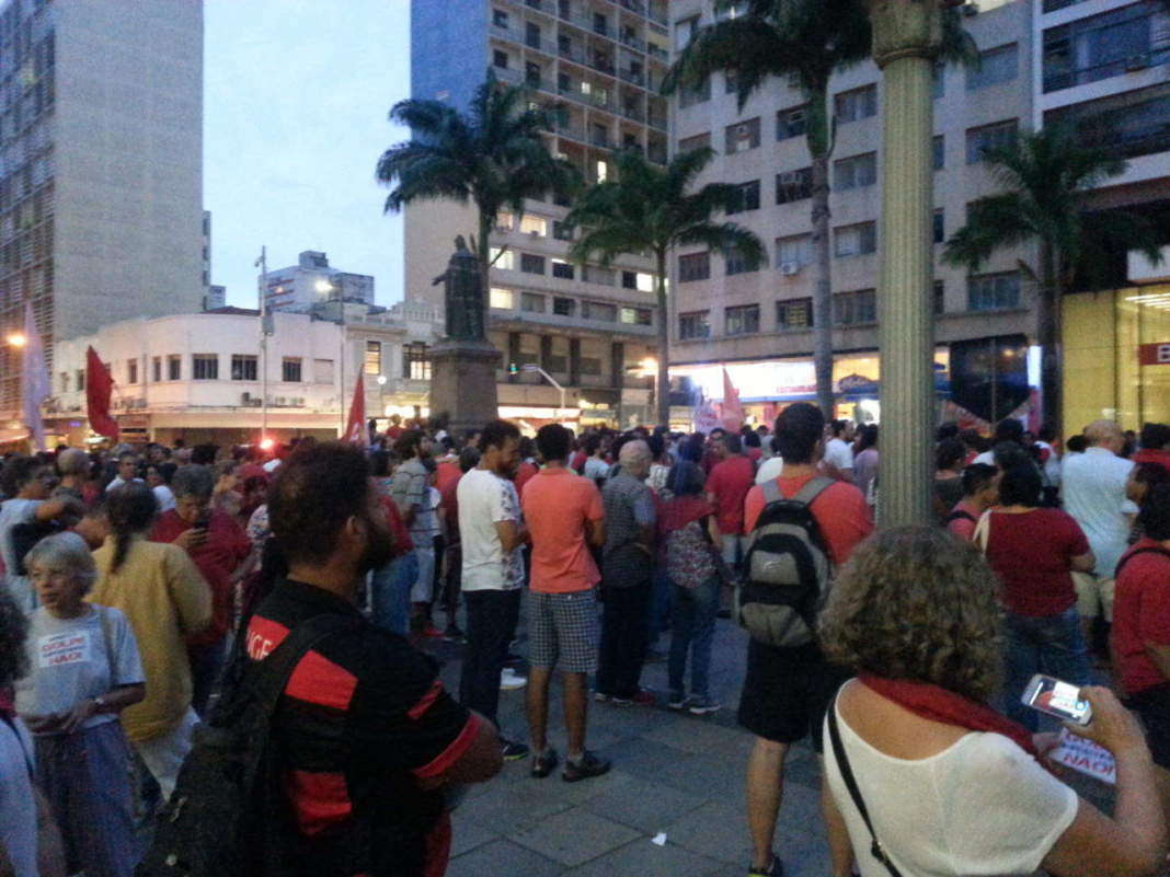 Manifestantes pró-governo realizam ato no Largo da Catedral, em Campinas