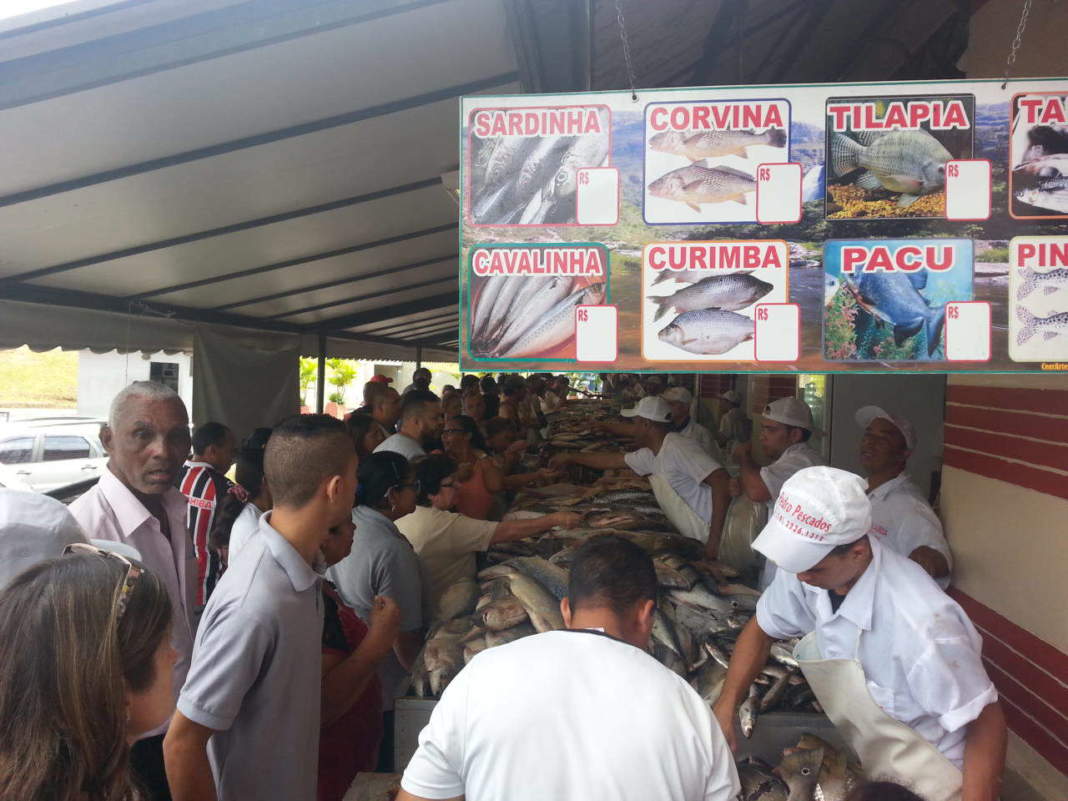 Mercadão de Campinas fica lotado para a venda de peixes na Semana Santa