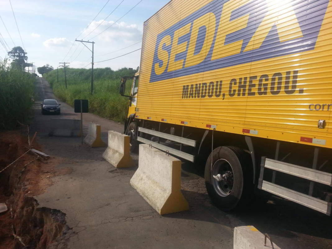 Buraco na estrada do Macuco, em Valinhos, deixa motoristas inseguros
