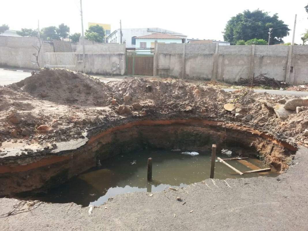 Cratera causa temor de doenças e acidentes em Campinas