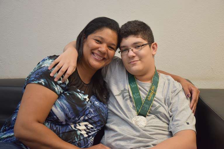 Vice-campeã olímpica leiloa medalha por cirurgia do filho