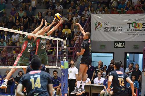 Campinas vence  e se classifica para as semifinais da Superliga