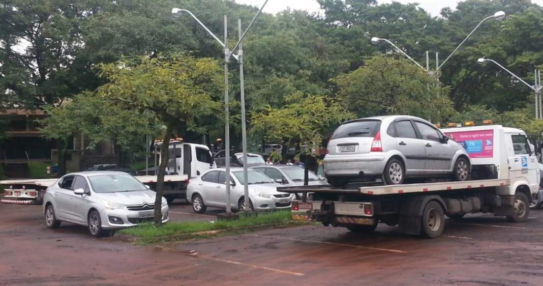 Unicamp tem fila de guinchos após inundação em estacionamento