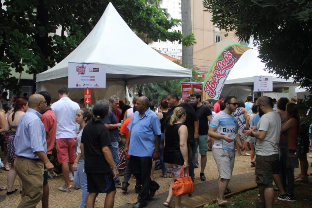 Evento gastronômico leva  milhares de pessoas a Praça Carlos Gomes