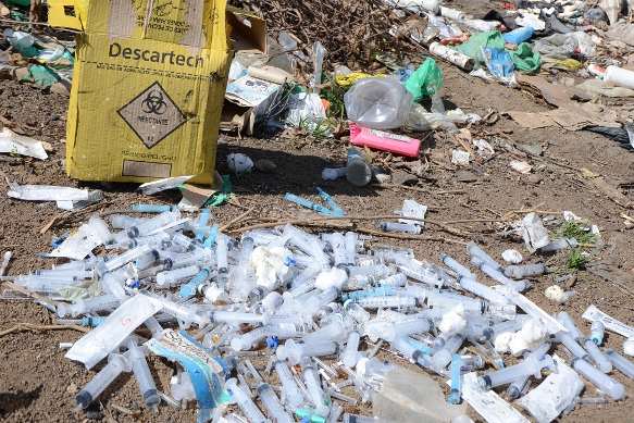 Lixo hospitalar é descartado no aterro Delta-A, em Campinas