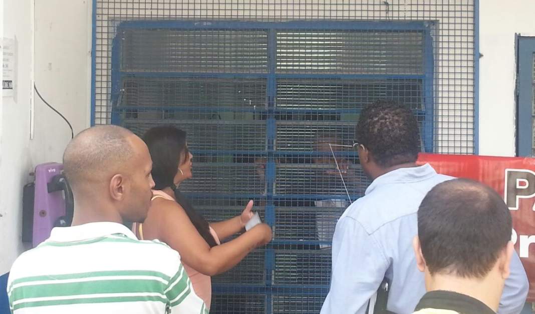 Funcionários de centro de saúde param contra falta de segurança