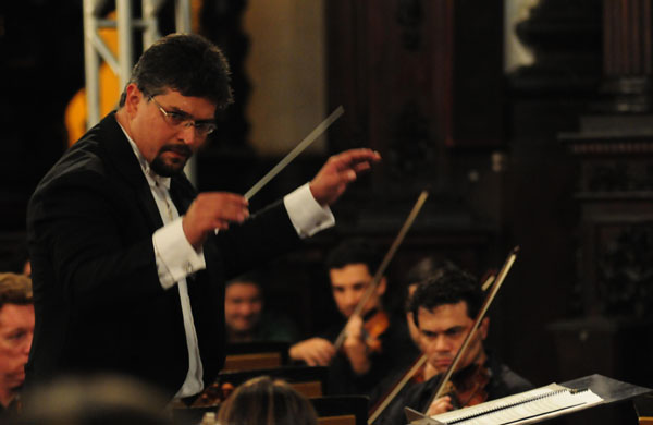 Sinfônica encerra temporada com o violonista Fábio Zanon