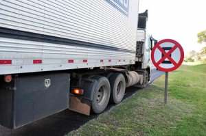 Proibido parar no acostamento.