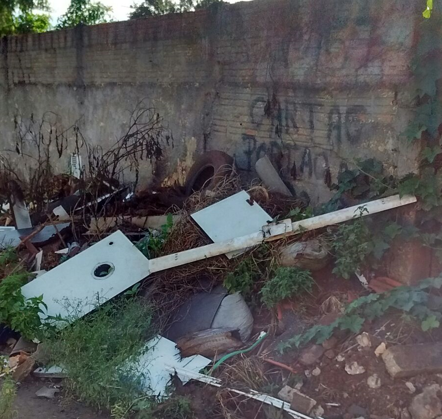 Lixo acumulado em rua de Sumaré causa transtorno para moradores