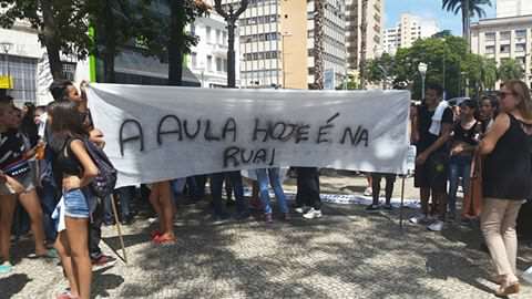 Professores da rede estadual fazem passeata, em Campinas